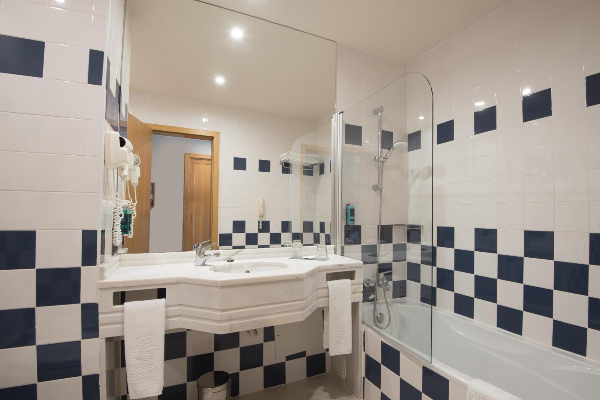 Quarto Familiar com Vista da Piscina (2 Adultos + 2 Crianças)