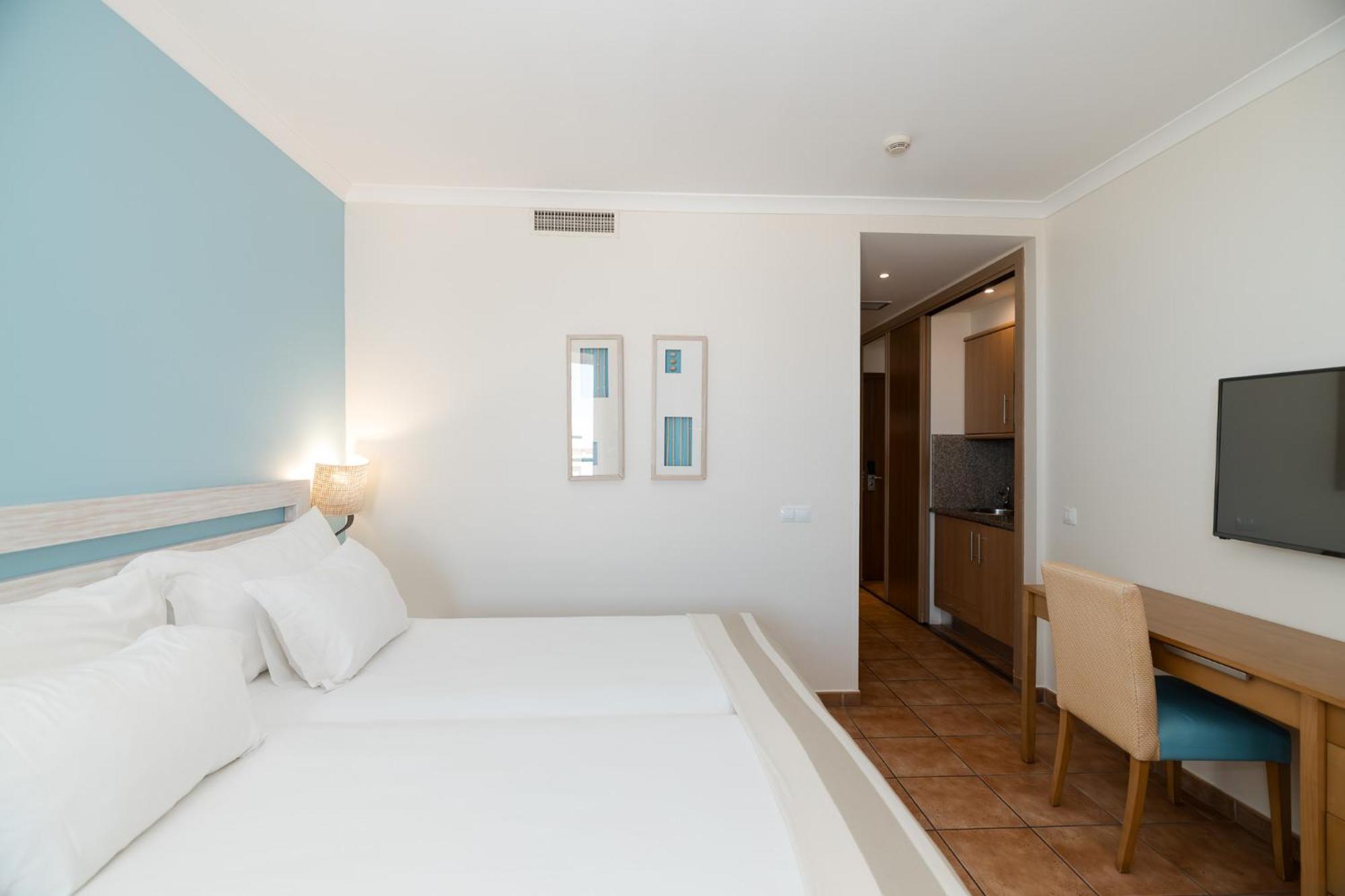Quarto Duplo Superior com Cama Extra e Vista Mar